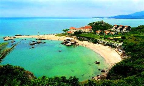 Donghai Beach Scenic Area: A Picturesque Paradise and a Haven for Marine Enthusiasts!