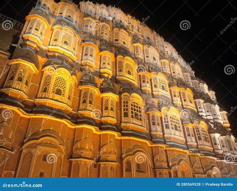 Hawa Mahal - A Mesmerizing Palace of Winds and Intricate Beauty!