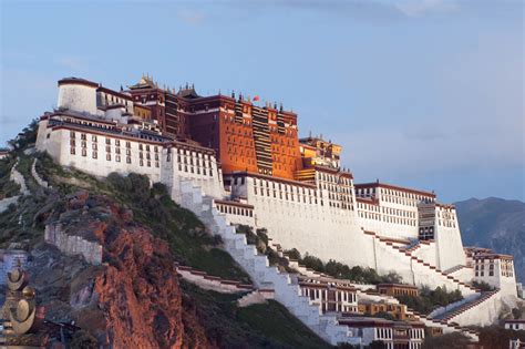 Potala Palace: Majestic Tibetan Fortress and Former Seat of Power!