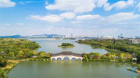  Tiande Lake Scenic Area - A Majestic Tapestry of Nature and History!