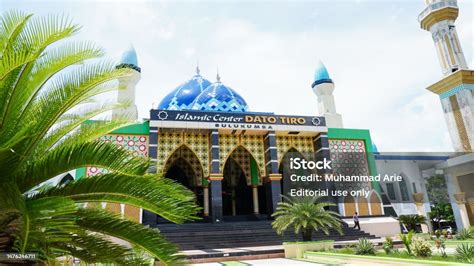 Ziarah Masjid Agung Baiturrahim: A Majestic Islamic Landmark with Historical Significance!